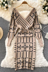 Robe en tricot à col en V et motif géométrique moulant